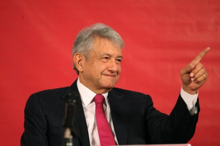 AMLO compra dos estadios de béisbol por 1,000 mdp