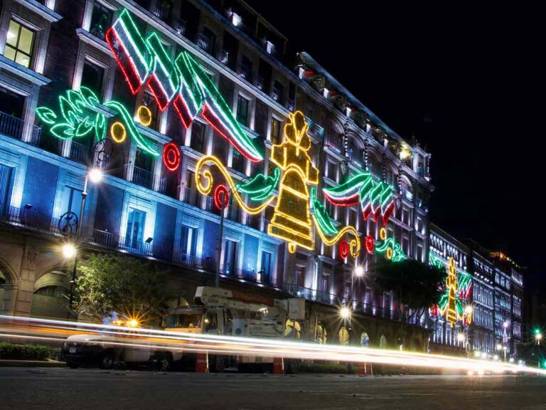 Zócalo-capitalino-se-“pinta”-de-verde-blanco-y-rojo-cdmxpress