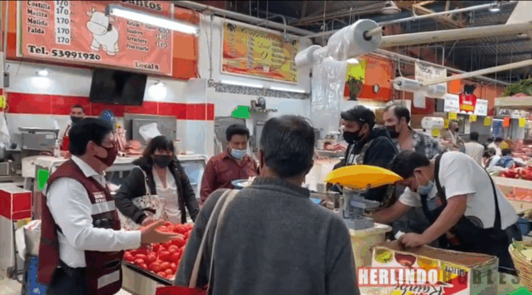 Herlindo-Robles-precandidato-de-Morena-a-Diputado-Federal-por-el-distrito-10-con-sede-en-la-Alcaldia-de-Miguel-Hidalgo-visita-el-Mercado-Argentina