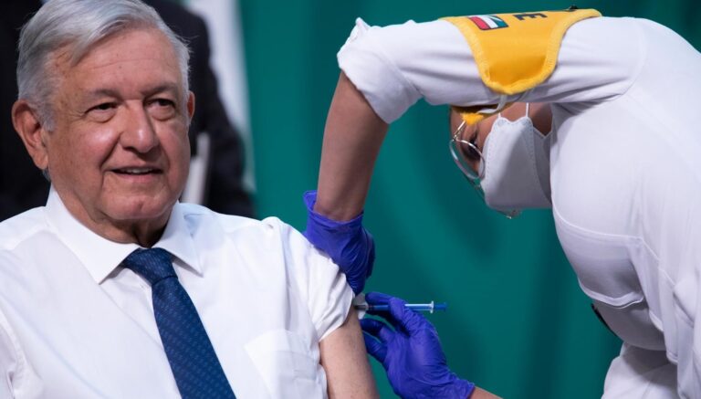 Lopez-Obrador-se-vacuna-contra-Covid-19-llama-a-personas-adultas-mayores-a-protegerse
