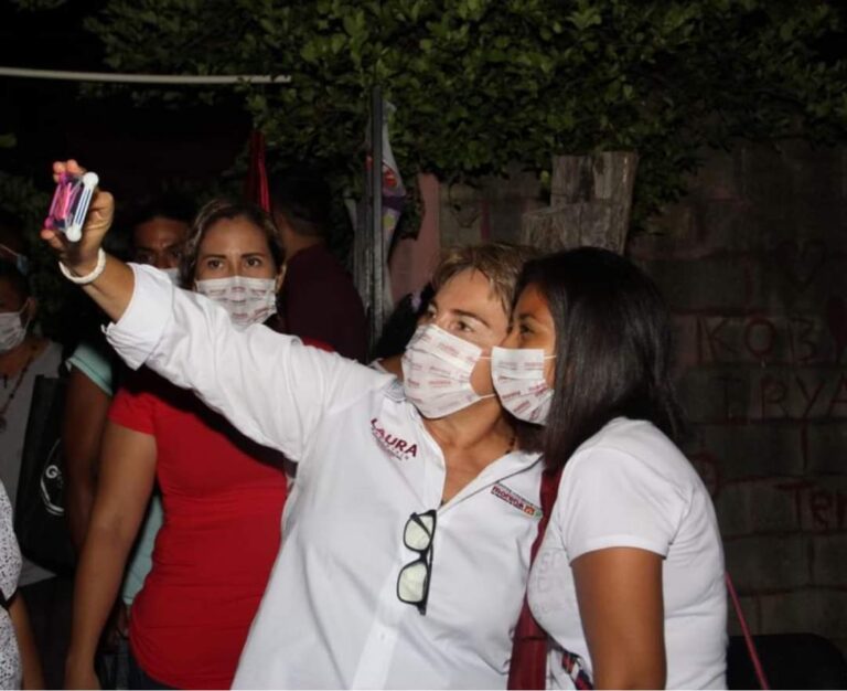 LAURA BERISTAIN CON LOS JOVENES