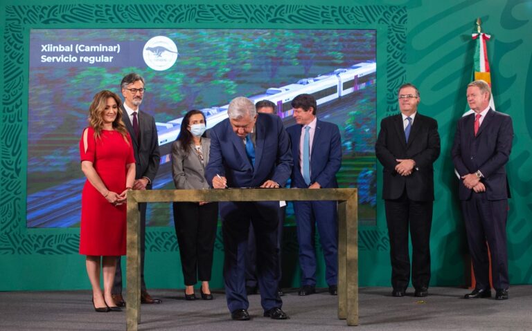 Firma-Lopez-Obrador-contrato-de-adquisicion-y-construccion-de-vagones-para-el-Tren-Maya