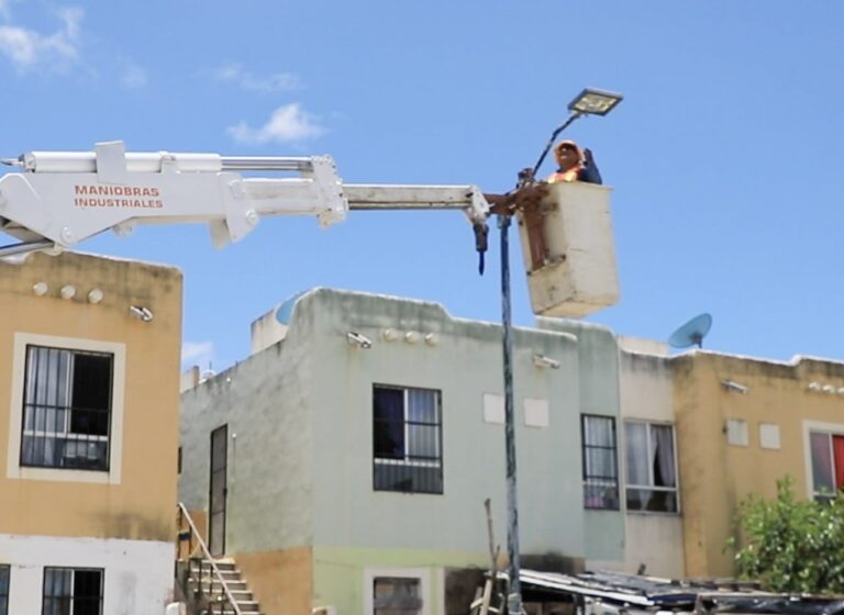 Gobierno-de-Solidaridad-moderniza-luminarias-en-Villas-del-Sol-con-tecnologia-LED