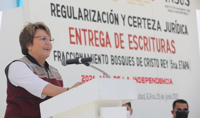 Laura-Beristain-cumple-a-vecinos-de-Cristo-Rey-con-titulos-de-propiedad