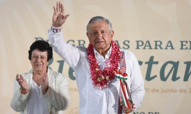 Lopez-Obrador-pronostica-nuevo-record-en-remesas-habra-caminos-a-todas-las-cabeceras-municipales-de-Oaxaca