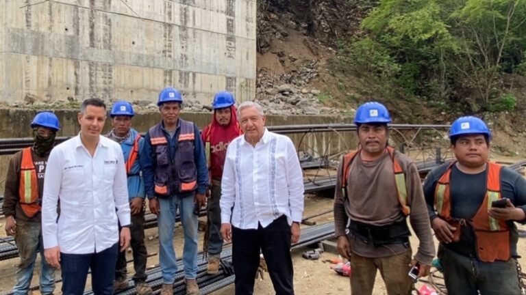 Reconoce-Lopez-Obrador-a-trabajadores-de-la-construccion-en-supervision-de-obra-de-autopista-Puerto-Escondido-Oaxaca