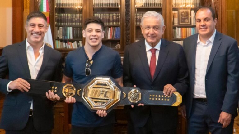 Destaca-Lopez-Obrador-a-campeon-mexicano-en-UFC-Brandon-Moreno