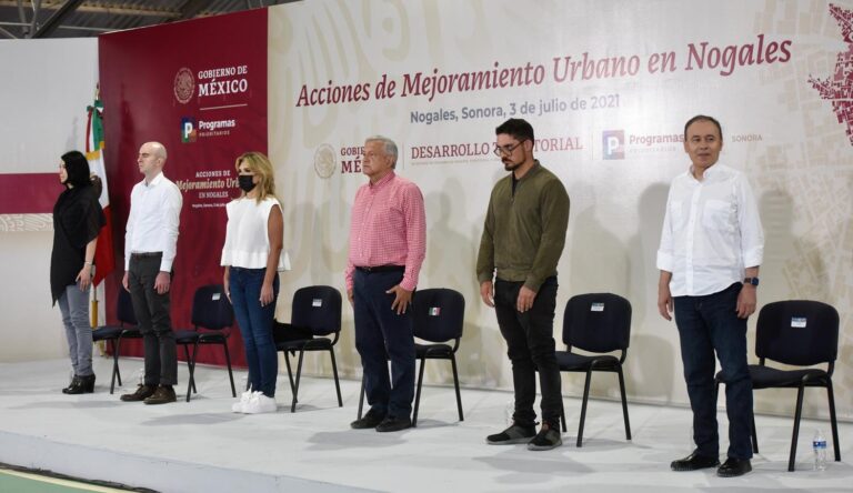 Lopez-Obrador-garantiza-presupuesto-para-programas-sociales-entrega-obras-de-mejoramiento-urbano-en-Nogales