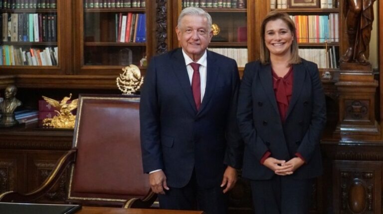 Lopez-Obrador-recibe-a-gobernadora-electa-de-Chihuahua-en-Palacio-Nacional