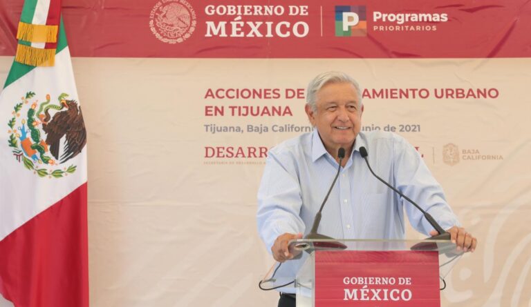 Lopez-Obrador-se-compromete-a-liquidar-adeudos-de-salarios-a-maestros-en-BC-se-buscaran-mecanismos-para-regularizar-autos-chocolate-anuncia
