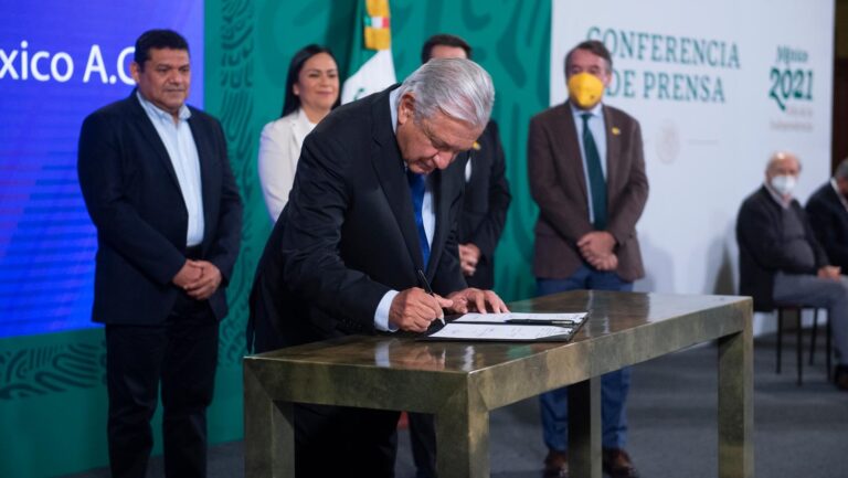 Lopez-Obrador-firma-convenio-con-Fundacion-Teleton-para-fortalecer-atencion-a-ninas-ninos-y-jovenes-con-discapacidad