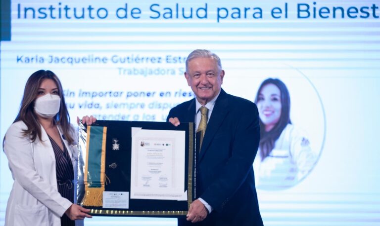 Lopez-Obrador-entrega-condecoracion-Miguel-Hidalgo-a-personal-de-salud-son-heroinas-y-heroes-que-estan-atendiendo-afectados-por-Covid
