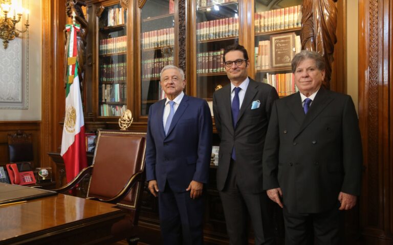 Lopez-Obrador-recibe-a-representantes-de-Multimedios-y-El-Pais-en-Palacio-Nacional