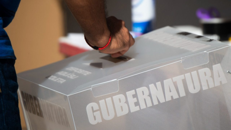 emitiendo el voto para gubernatura