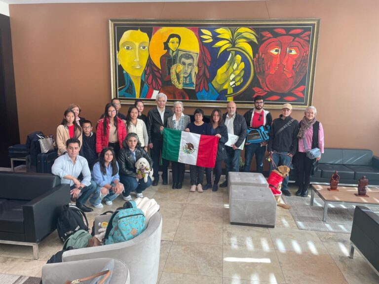 diplomaticos regresan de ecuador
