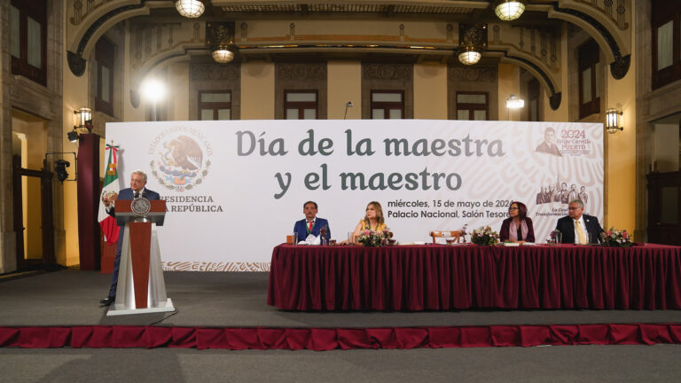 2024-05-15-Presidente-AMLO-Dia-de-la-maestra-y-el-maestro-Palacio-Nacional-Foto-9